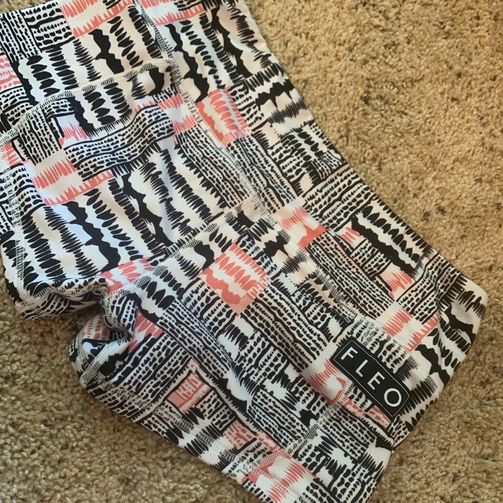 FLEO shorts sz medium
